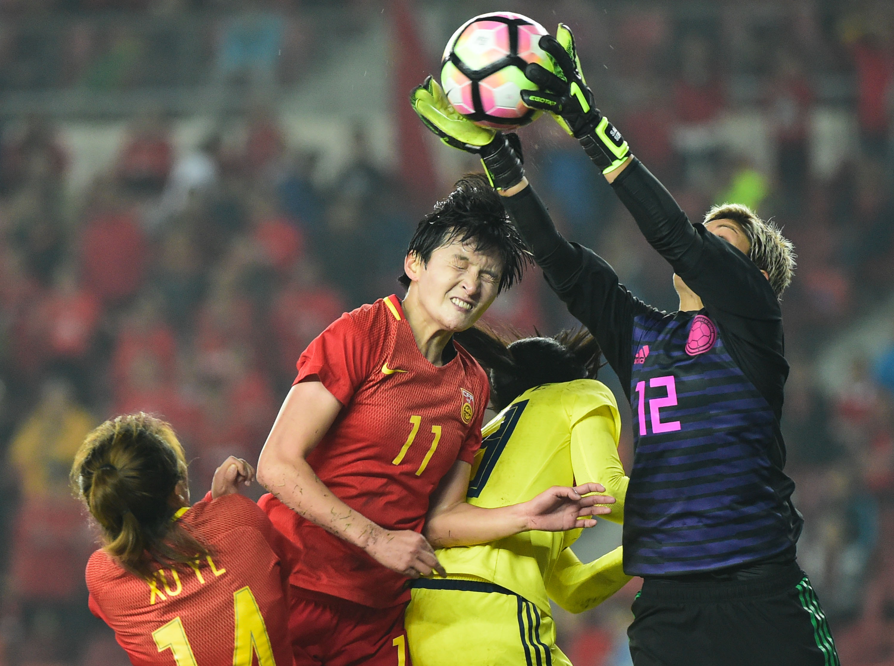 三亿体育体育官方入口-女子足球比赛中，中国队表现出色夺冠