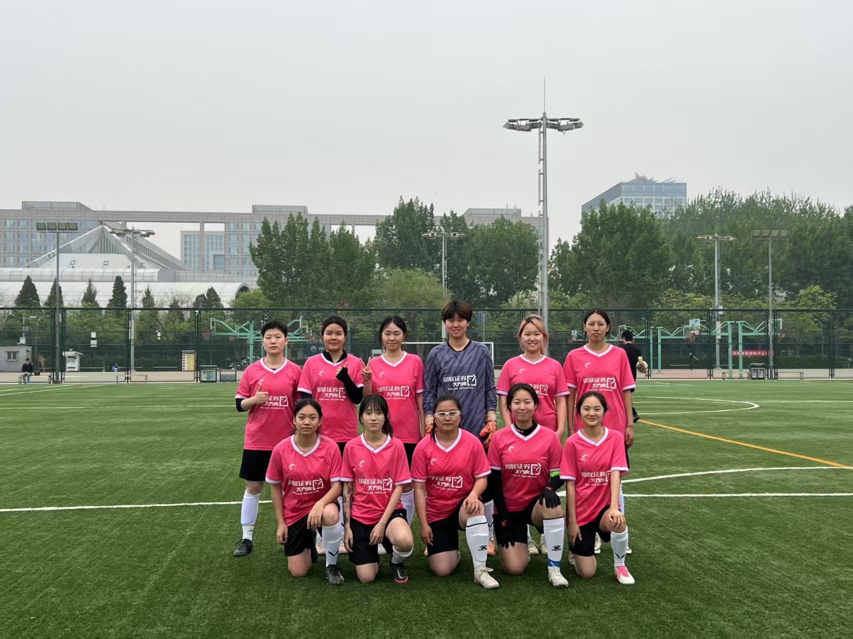 美女足球队再战赛场，蓄势待发