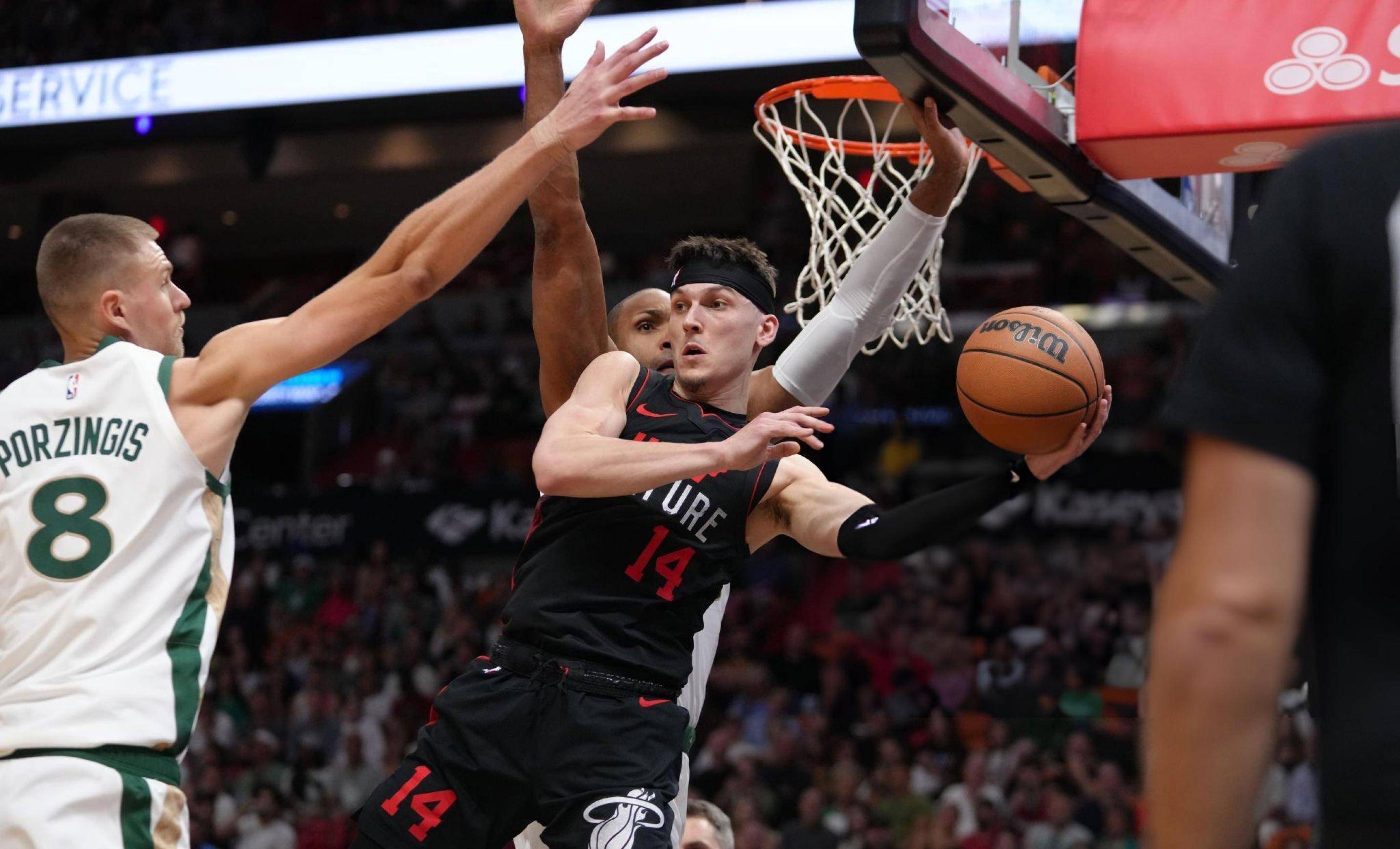 NBA赛事精采绝伦，球员技术造诣惊人！的简单介绍