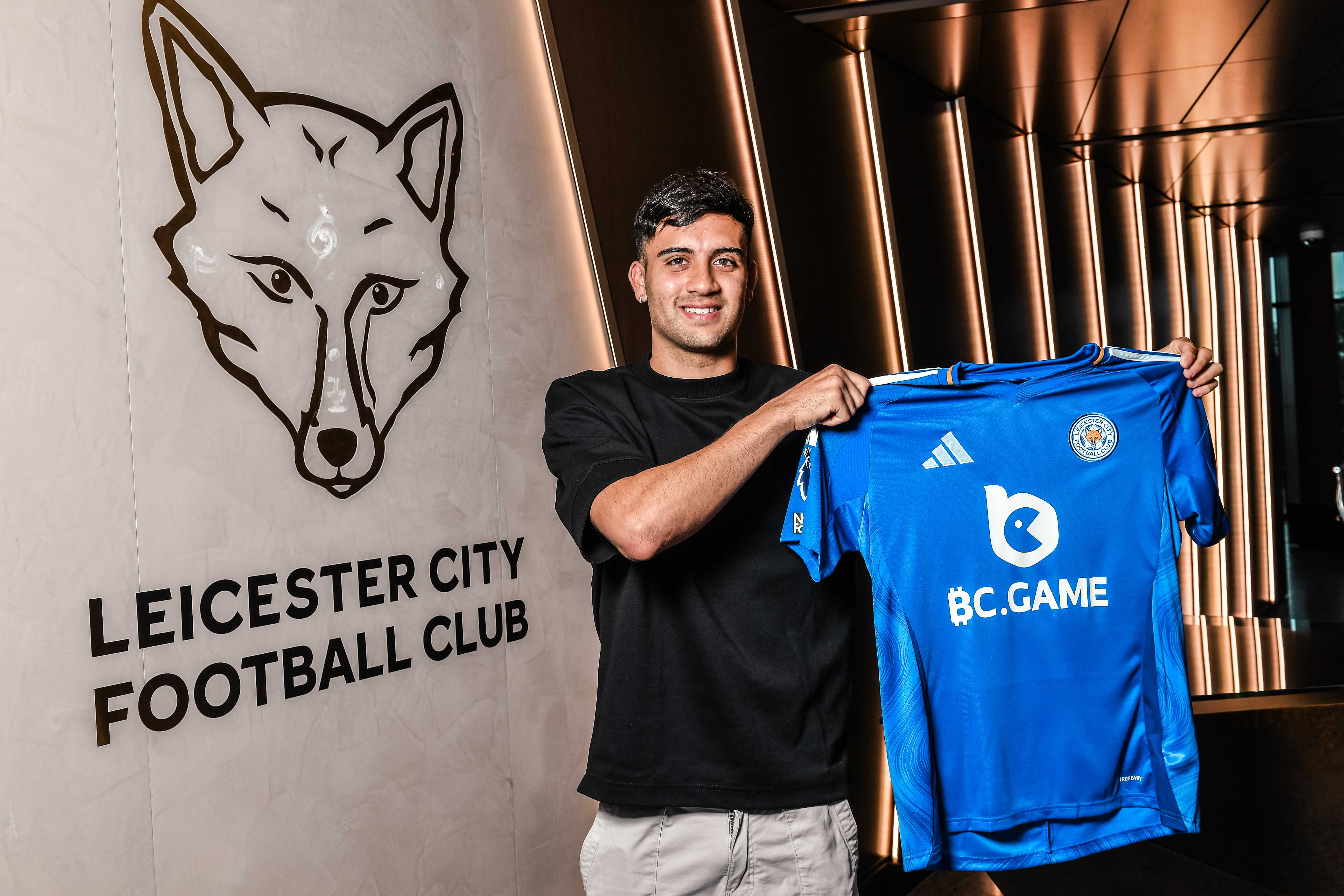 包含阿根廷前锋计划开设青训学校，培养未来足球新秀的词条