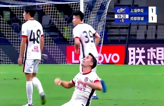 中超联赛球员燃情争夺，场上局势悬念丛生