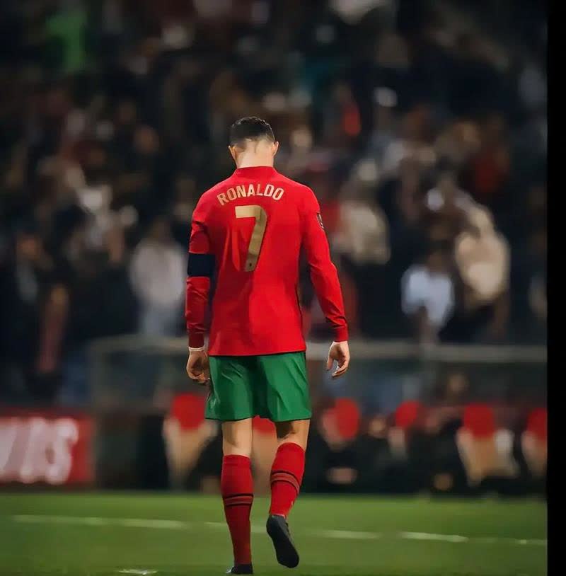 C罗宣布继续为葡萄牙效力，球迷热切期待他的再次飞翔的简单介绍