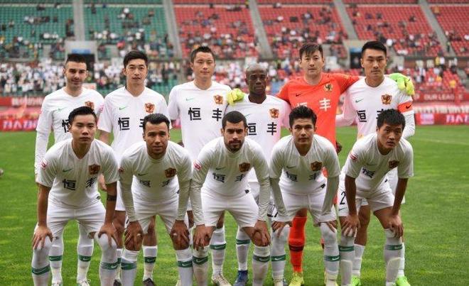 青岛黄海主场大胜领跑积分榜