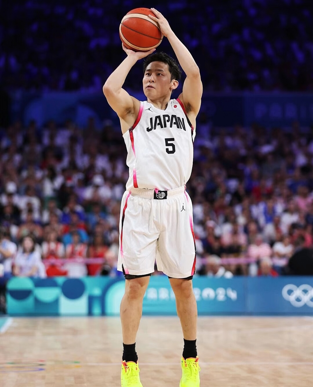 球员在篮球比赛中的拼搏精神