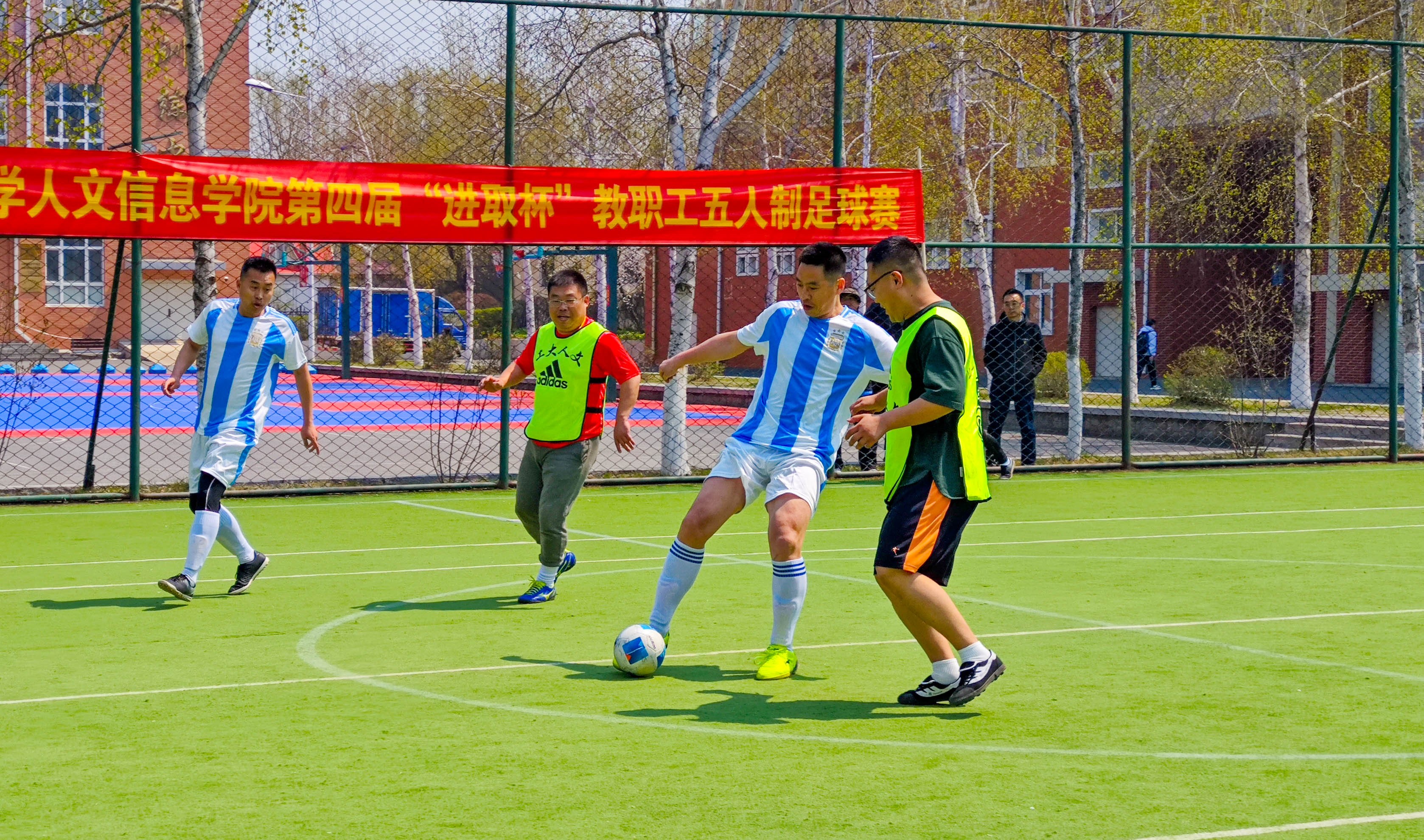 三亿体育体育新闻-足球舞台上的精彩瞬间，激情燃烧全场！