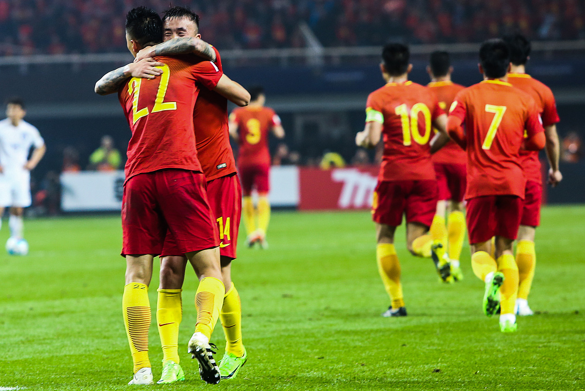 三亿体育体育链接-包含足球大战场上厮杀，球员斗志昂扬的词条